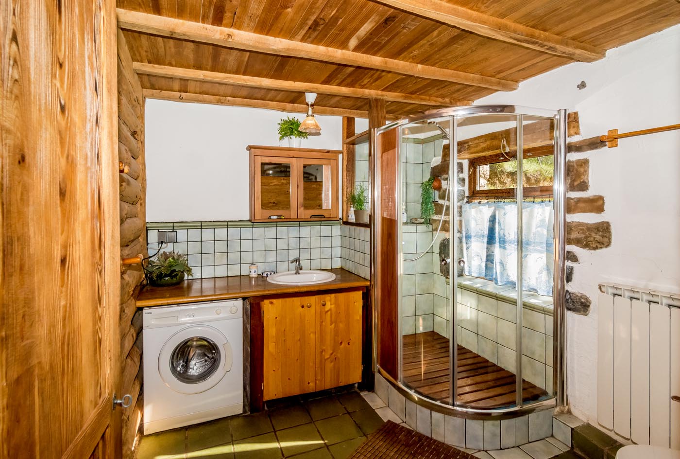 The property has one bathroom (walk-in shower)